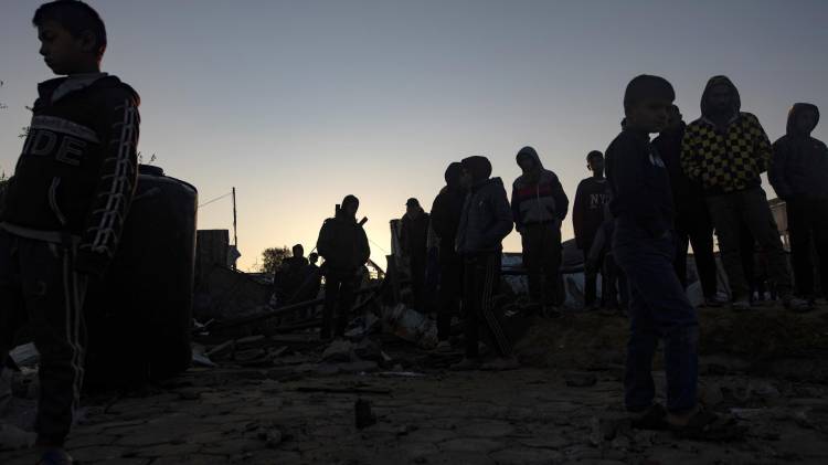 Palestinos inspeccionan los daños después de que un ataque aéreo israelí apuntara a un campamento de personas desplazadas internamente en la zona de Al-Mawasi, al oeste de Khan Yunis, en el sur de la Franja de Gaza, el 02 de enero de 2025, matando a diez palestinos, según el hospital local Nasser. EFE/EPA/HAITHAM IMAD