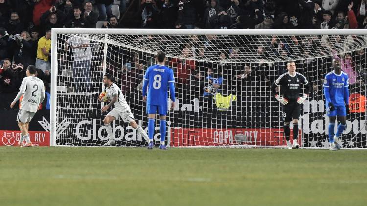 Los jugadores del Albacete celebran el tercer gol de su equipo durante el partido de octavos de final de la Copa del Rey que Albacete Balompié y Real Madrid han disputado este miércoles en el estadio Carlos Belmonte.