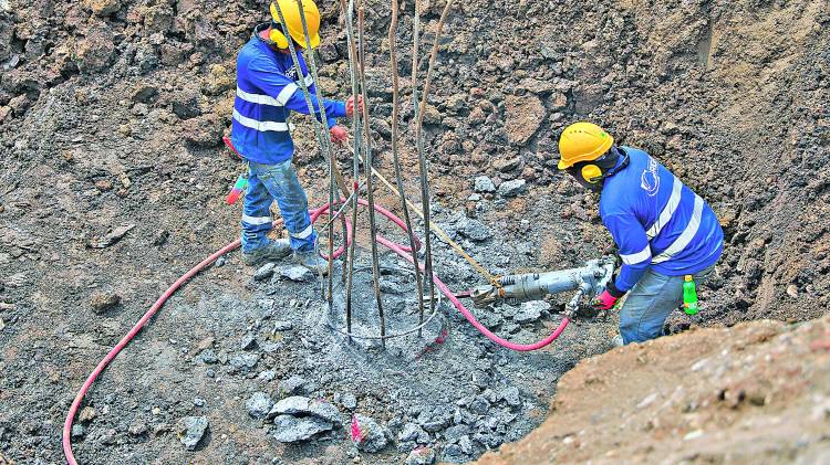 Actualmente el equipo de construcción realiza el descabezado de los pilotes.