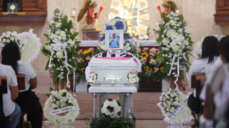 El sepelio se realizó la mañana del martes en la iglesia San Francisco de Mayela en Parque Lefevre