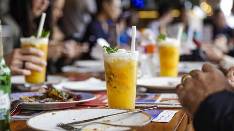 Caipirinha de maracuyá del quiosco Mureta do Leme, uno de los lugares que forma parte de la ruta Sabores da Orla.