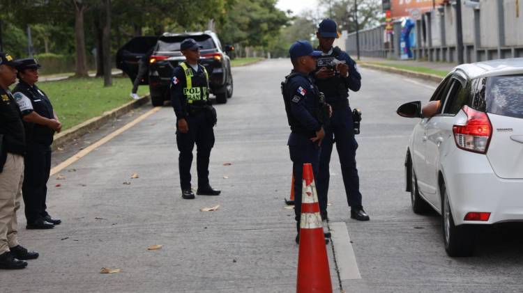 Detienen en la Calzada de Amador a siete personas por estafa y posesión de arma