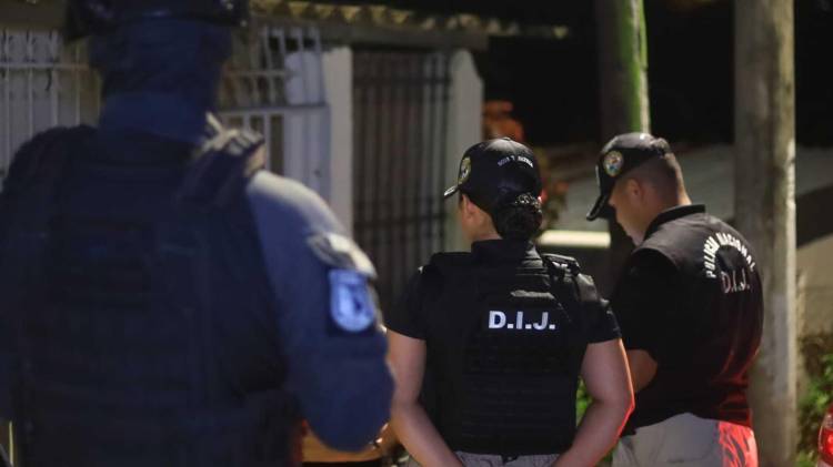 Vecinos observaron el movimiento policial tras las detonaciones que acabaron con la vida del joven.