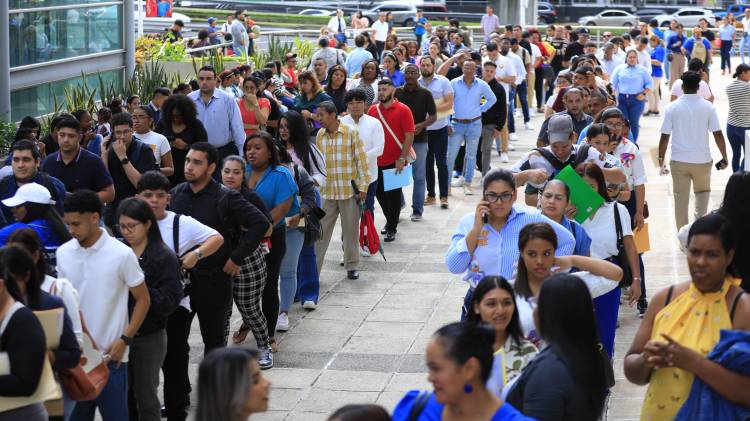 Cientos de personas hacen fila en el Centro de Convenciones Megapolis con la esperanza de conseguir una oportunidad laboral durante la feria de empleo organizada por la Alcaldía de Panamá.