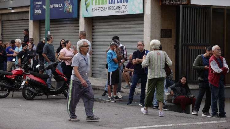 Personas hacen fila en un supermercado para abastecerse este sábado en Caracas (Venezuela). EFE/ Ronald Peña