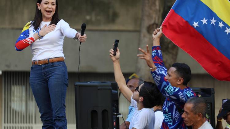 Fotografía de archivo del 09 de enero de 2025 que muestra a la líder antichavista María Corina Machado saludando a sus seguidores, en una manifestación en Caracas (Venezuela).