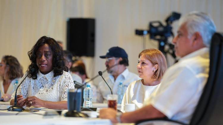 Ministra Molinar junto a Mulino.