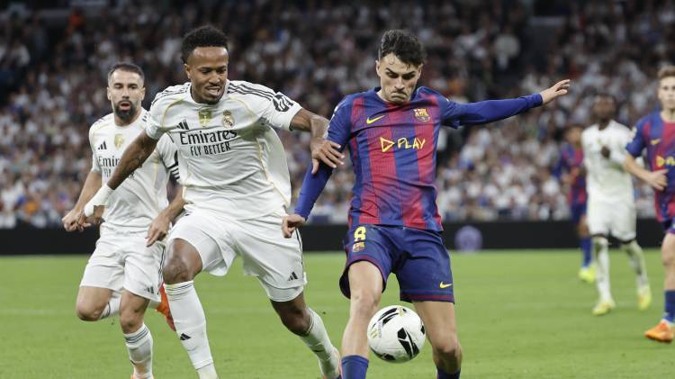 Dani Carvajal (i), durante el partido contra el Barcelona, en una jugada con su compañero del Real Madrid Éder Militão (c) y el centrocampista barcelonista Pedri González (d).