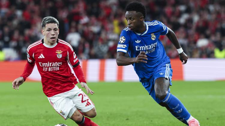 Los jugadores del Benfica Gianluca Prestianni (iz) y del Real Madrid Vinicius Junior durante el partido de Liga de Campeones disputado en Lisboa este martes.
