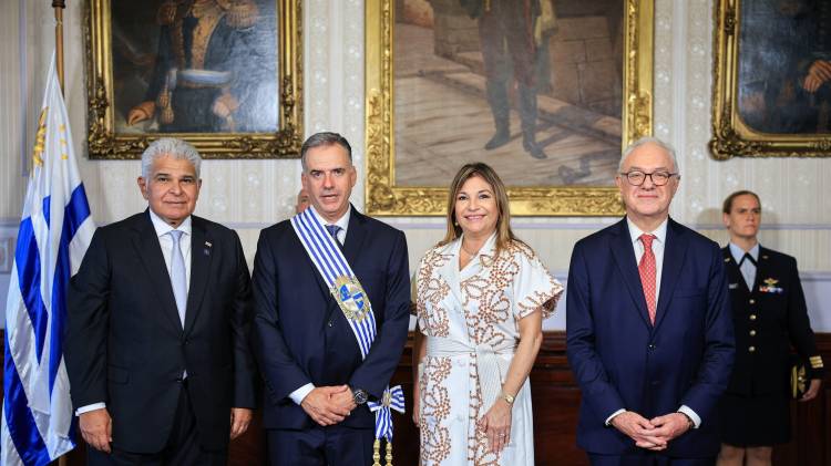 El presidente José Raúl Mulino estuvo en la toma de posesión de Yamandú Orsi en marzo.