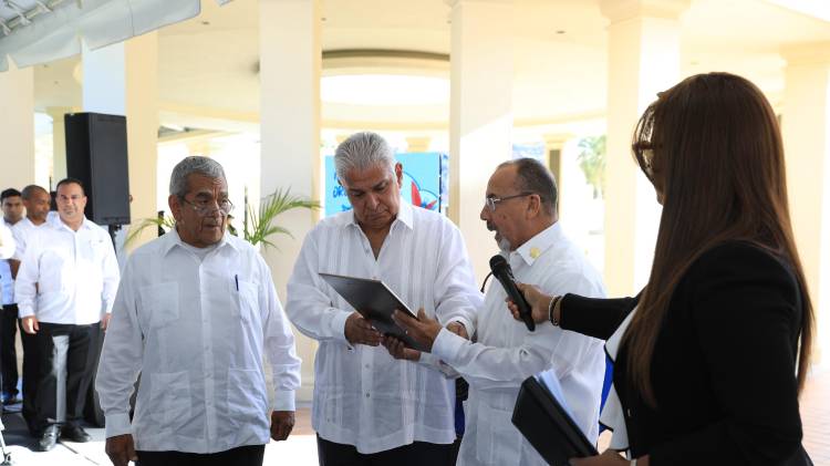 9 de Enero | En monumento ‘La Llama Eterna’, miembros de la gesta entregan placa a Mulino