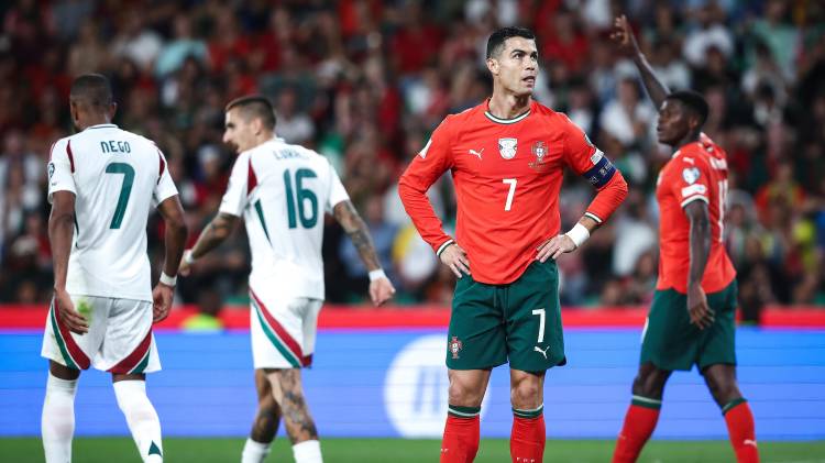 El jugador portugués Cristiano Ronaldo reacciona durante el partido de fútbol de las Eliminatorias Europeas de la Copa Mundial de la FIFA 2026 entre Portugal y Hungría en el estadio José Alvalade, en Lisboa, Portugal.