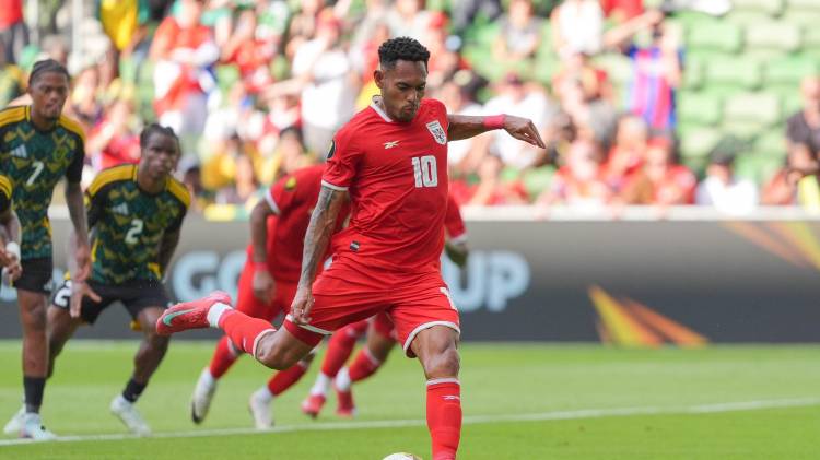 Ismael Díaz con tres goles en el partido.