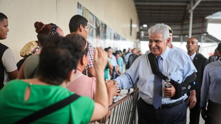 Mulino felicitó a los funcionarios del IMA e instó a los panameños a acudir a la nueva Tienda del Pueblo.