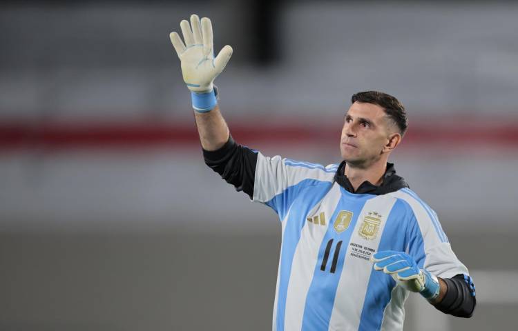 AME6303. BUENOS AIRES (ARGENTINA), 05/09/2024.- Emiliano Martínez 'Dibu' de Argentina saluda a la tribuna este jueves, previo a un partido de las eliminatorias sudamericana para el Mundial 2026 entre Argentina y Chile en el estadio Más Monumental en Buenos Aires (Argentina). EFE/ STR