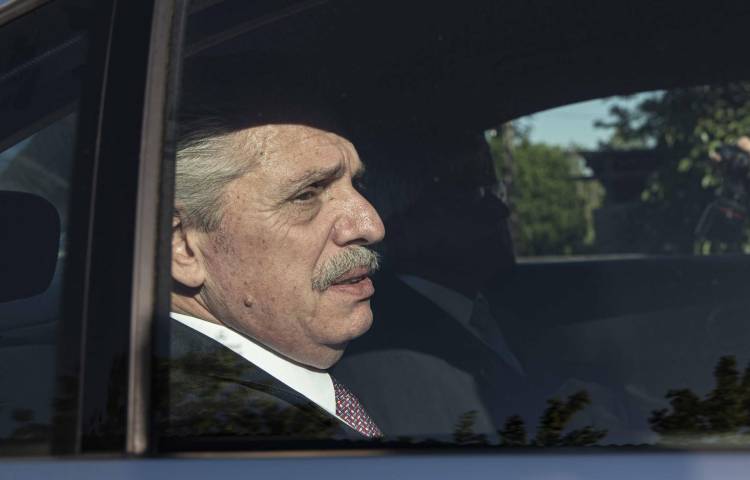 Fotografía de archivo del 27 de octubre de 2023 del expresidente Alberto Fernández (2019-2023) visitando al ex presidente de Uruguay José Mujica en Montevideo (Uruguay). EFE/ Sofia Torres