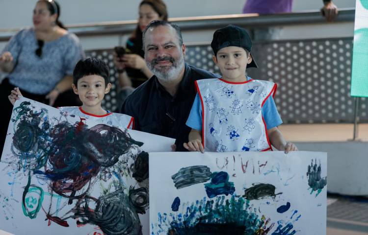 (Galería) La creatividad florece: Niños desatan su imaginación en taller de pintura gratuito