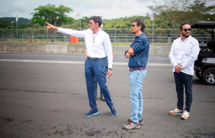 Jimmy Morales en su visita al Autódromo, en Capira.