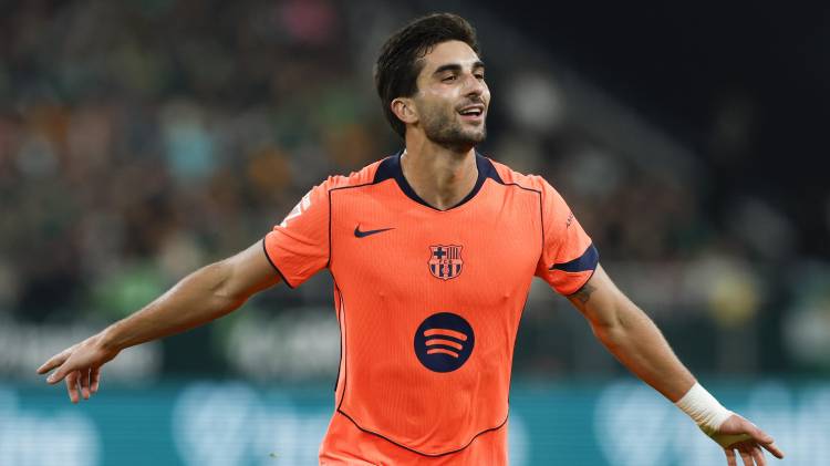 El delantero del Barcelona Ferrán Torres celebra su tercer gol ante el Betis, durante el partido de LaLiga EA Sports que Real Betis y FC Barcelona disputaron en el estadio de La Cartuja, en Sevilla.
