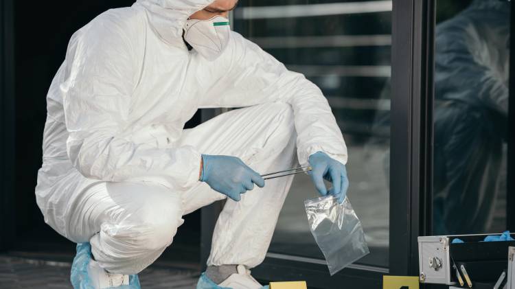 En su cuerpo presentaba múltiples moretones productos de los golepes que recibía de la maltratadora.