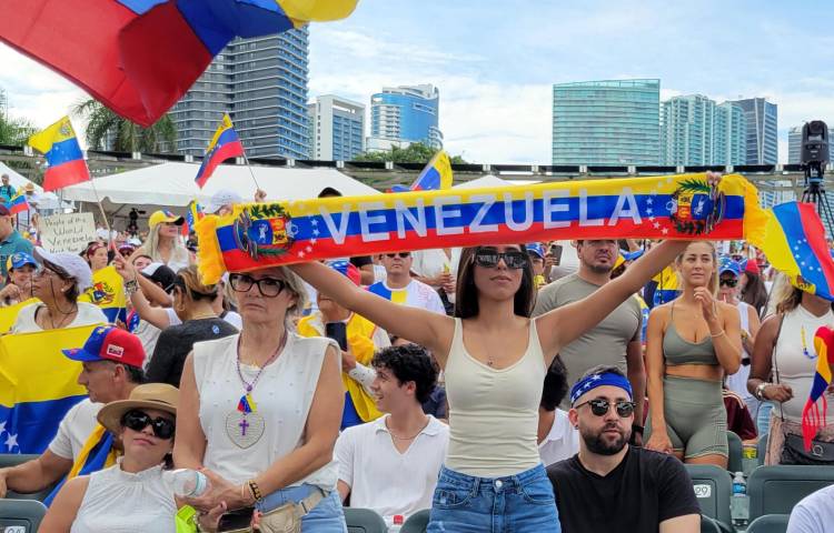 Fotogrfía de archivo en donde se ven ciudadanos venezolanos que asisten a un acto de protesta contra los resultados de las presidenciales. EFE/Latif Kassidi