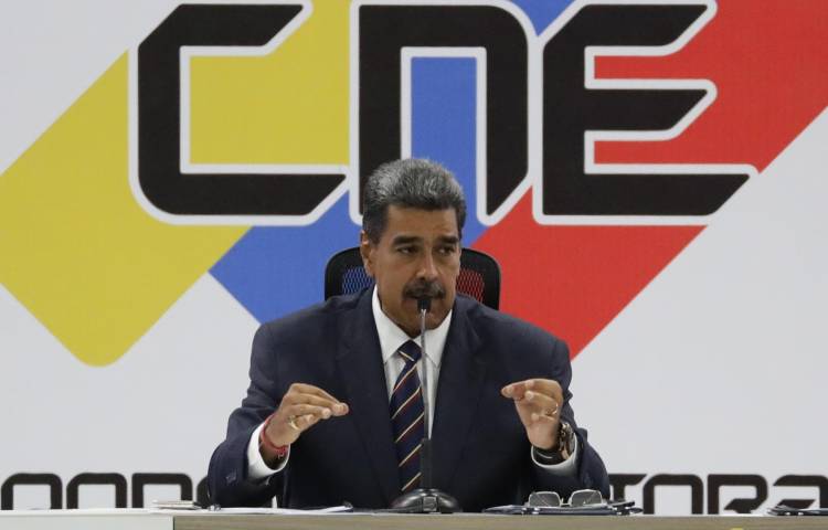 El presidente de Venezuela, Nicolás Maduro, habla luego de ser proclamado presidente reelecto por el Consejo Nacional Electoral (CNE) este lunes, en Caracas (Venezuela).