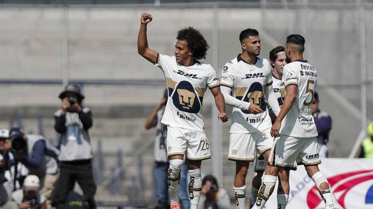 Adalberto Carrasquilla (i) de Pumas celebra un gol este domingo, durante un encuentro por la jornada 1 del torneo Clausura 2026 de la Liga MX en el estadio Olímpico Universitario, en Ciudad de México (México).