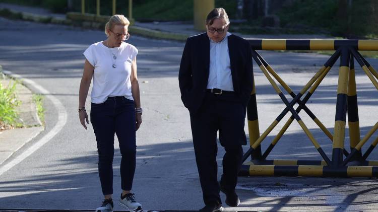 Mariana González, junto a su abogado.