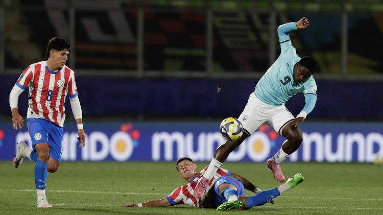 Axel Balbuena (c) de Paraguay disputa el balón con Gustavo Herrer de Panamá este sábado, durante un partido del grupo B de la Copa Mundial Sub-20 entre Paraguay y Panamá en el estadio Elías Figueroa Brander en Valparaiso (Chile).