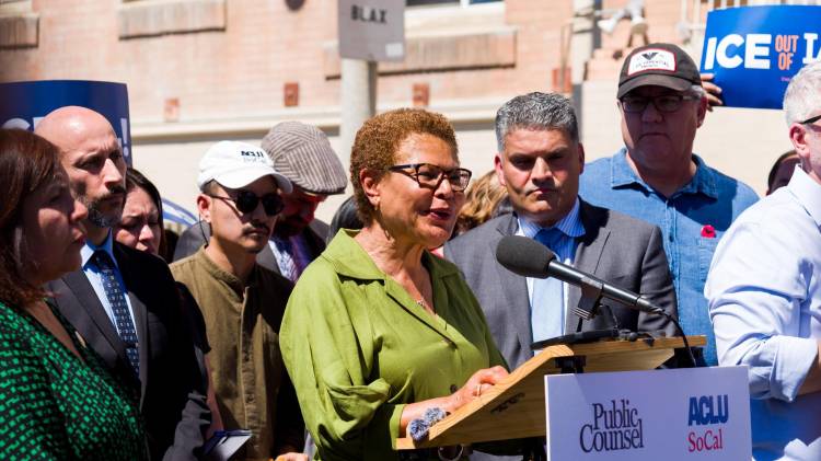 Fotografía cedida por la Coalición por los Derechos de los Inmigrantes (CHIRLA) donde aparece la alcaldesa de Los Ángeles, Karen Bass, hablando durante una rueda de prensa este lunes, en Los Ángeles (Estados Unidos).