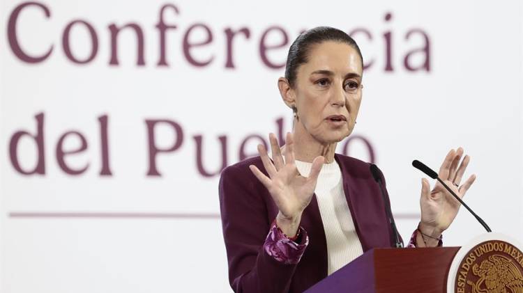 La presidenta de México, Claudia Sheinbaum, habla durante una conferencia de prensa este lunes, en el Palacio Nacional de la Ciudad de México