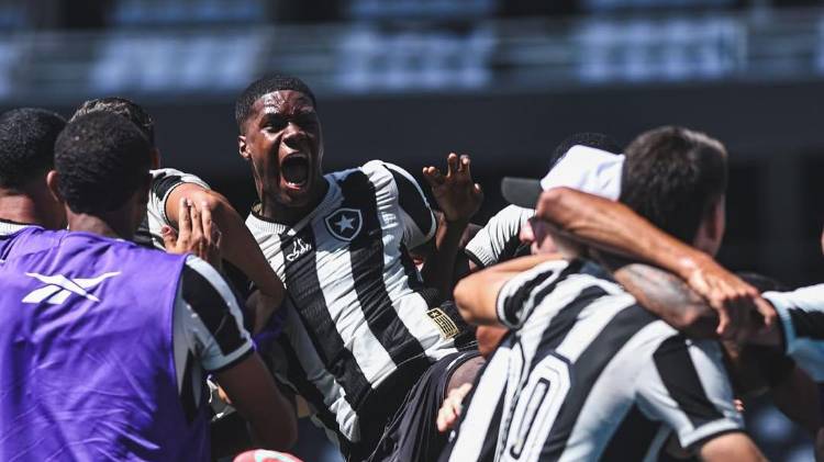 Kadir Barría en Panamá jugaba en la Liga Prom con el Atlético Nacional. Se habla que su clausula de resición está tasada en 30 millones de dólares.