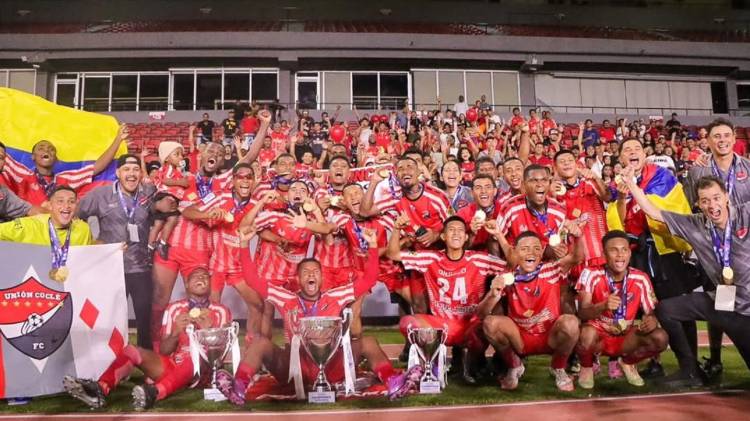 El equipo celebrando ese gran boleto a la Primera División.
