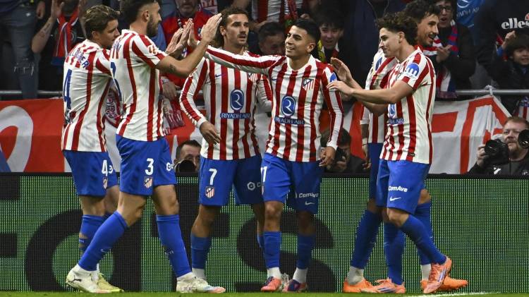 El centrocampista argentino del Atlético de Madrid Thiago Almada (3d) celebra el segundo gol de su equipo durante partido de LaLiga entre el Atlético de Madrid y el Sevilla, este sábado en el estadio Metropolitano.