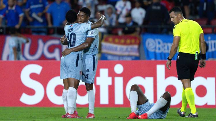 Sporting San Miguelito celebra el triunfo.