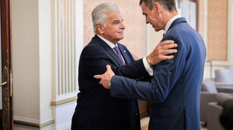 El presidente de España, Pedro Sánchez, recibió en Sevilla al mandatario panameño, José Raúl Mulino.