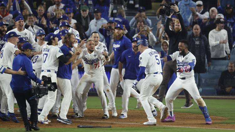 Los Angeles Dodgers celebran con Freddie Freeman después de pegar jonrón.