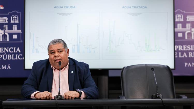 Rutilio Villarreal, directo del Idaan, en conferencia de prensa.