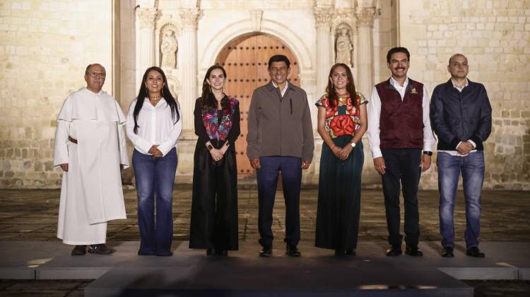 Fotografía cedida por Iberdrola México que muestra de izquierda a derecha al prior del Templo y ex-convento de Santo Domingo de Guzmán, Fray Alejandro Latapí Díaz; la ⁠secretaria de Turismo, Saymi Pineda Velasco; la directora general de Iberdrola México, Katya Somohano; el gobernador del estado de Oaxaca, Salomón Jara Cruz; la directora general del Instituto del Patrimonio Cultural del Estado de Oaxaca, Sildia Mecott Gómez; el presidente municipal de Oaxaca de Juárez, Raymundo Chagoya Villanuevax; el director del Centro del Instituto Nacional de Antropología e Historia (INAH) en Oaxaca, ⁠Joel Omar Vázquez Herrera, durante un evento este lunes, en Oaxaca (México). EFE/ Iberdrola México / Mario Castillo /SOLO USO EDITORIAL NO VENTAS /SOLO DISPONIBLE PARA ILUSTRAR LA NOTICIA QUE ACOMPAÑA (CRÉDITO OBLIGATORIO)