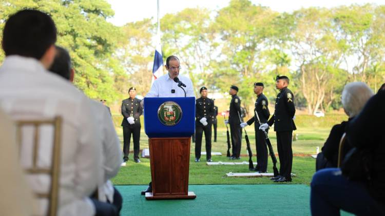 El canciller Javier Martínez Acha habló en nombre del Ejecutivo, en los actos del Jardín de Paz.