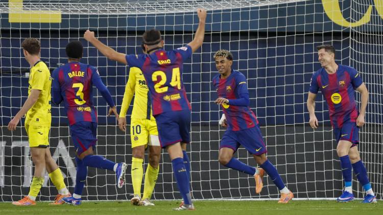 El delantero del Barça Lamine Yamal celebra tras anotar el segundo gol.