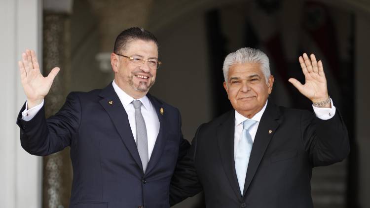 Fotografía de archivo, tomada el 23 de agosto de 2024, del presidente de Costa Rica, Rodrigo Chaves Robles (i), junto a su homólogo de Panamá, José Raúl Mulino, en Ciudad de Panamá (Panamá).