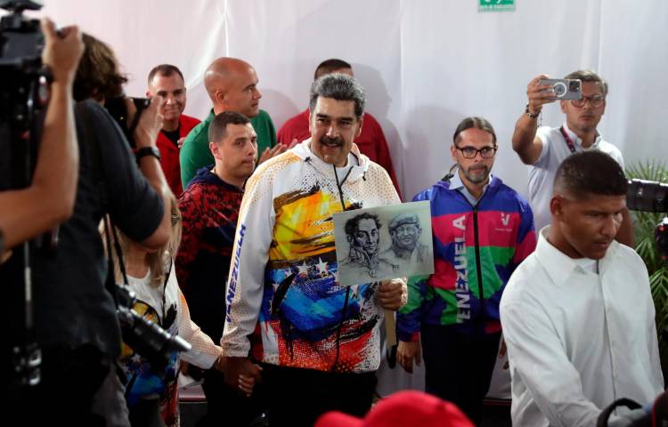 El mandatario de Venezuela, Nicolás Maduro llega a la sede del Consejo Nacional Electoral (CNE)