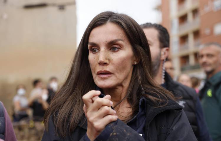 La reina Letizia, durante su visita este domingo a Paiporta, epicentro de las inundaciones de Valencia, donde los reyes, el presidente del Gobierno, Pedro Sánchez, y el presidente regional de Valencia, Carlos Manzón, fueron recibidos con gritos de 'fuera', así como lanzamiento de barro. EFE/ Ana Escobar