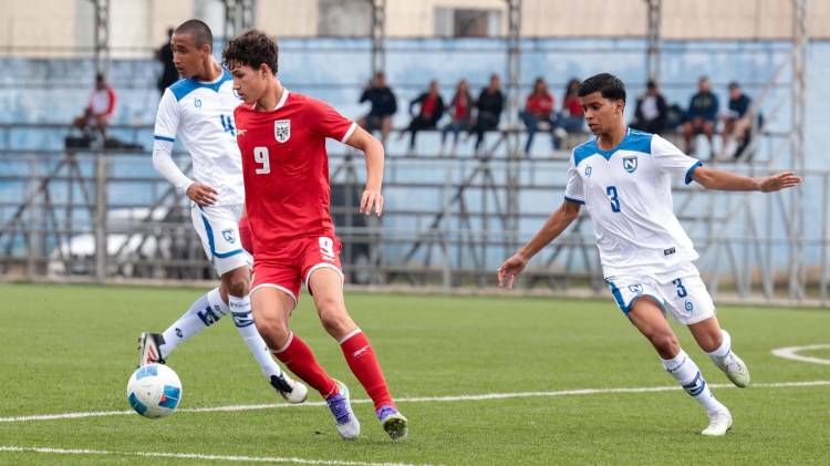 El delantero panameño Thiago Chalmers controla el balón frente a dos defensas de Nicaragua.