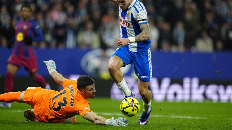 El delantero del Espanyol Roberto Fernández (d) intenta superar a Joan García.