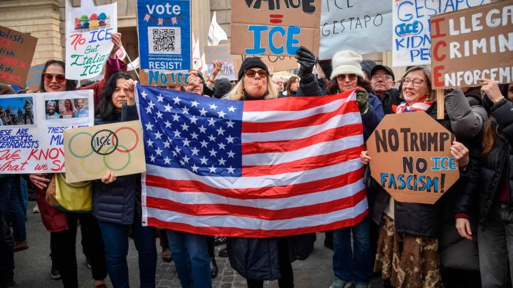 Las protestas pacíficas recorrieron varias calles del centro de Milán este sábado con pancartas
