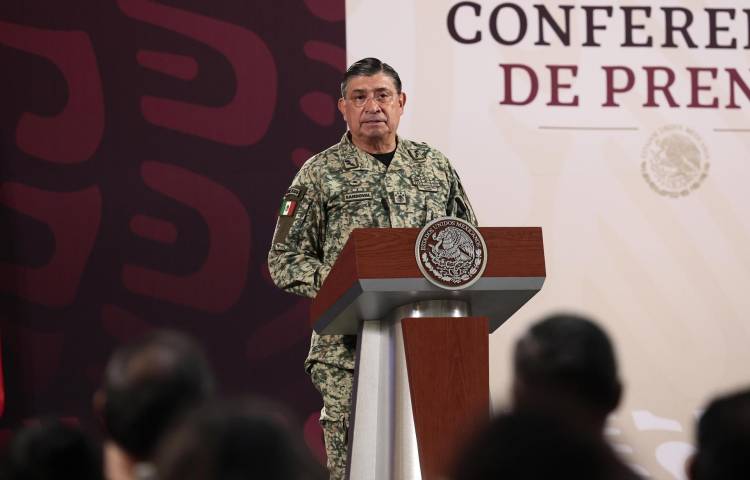 El secretario de Defensa, Luis Cresencio Sandoval, participa durante una conferencia de prensa matutina del presidente de México, Andrés Manuel López Obrador, este martes en Palacio Nacional de la Ciudad de México (México).