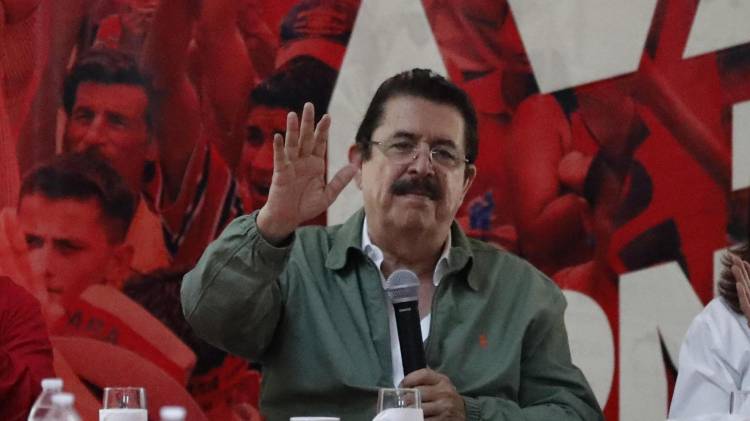 El coordinador del partido Libertad y Refundación (Libre) y expresidente de Honduras Manuel Zelaya participa en una reunión de su partido, en Tegucigalpa (Honduras). EFE/ Gustavo Amador