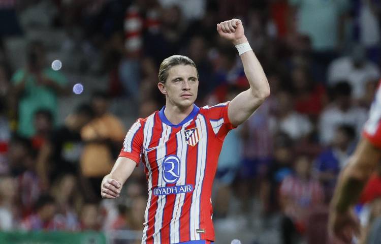 El centrocampista británico del Atlético de Madrid Conor Gallagher celebra tras marcar el 1-0 durante el partido de la quinta jornada de LaLiga EA Sports entre el Atlético de Madrid y el Valencia CF, este domingo en el Cívitas Metropolitano de la capital española. EFE/ Ballesteros